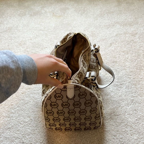 Michael Kors Grayson Satchel Large Size MINT CONDITION!! - Picture 3 of 10